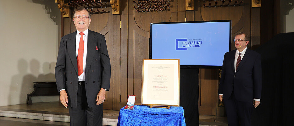 Baldwin Knauf beim Stiftungsfest mit Universitätspräsident Alfred Forchel.