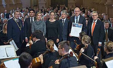 Universitätspräsident Alfred Forchel (l.) und Stifter Dr. Kurt Eckernkamp (r.) mit dem Team des Universitätsklinikums, das den Sonderforschungsförderpreis der Vogel Stiftung bekommt. (Foto: Daniel Peter)