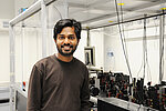 Vishnu Krishnan forscht in den Laser-Laboren der Arbeitsgruppe von Tobias Brixner an Nanokristallen. (Foto: Martin Brandstätter / Universität Würzburg)