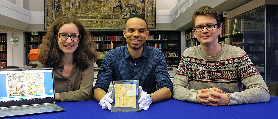 Das Forschungsteam in der Handschriftensammlung der Unibibliothek (v.l.): Markéta Preininger Svobodová, Korshi Dosoo und Edward O. D. Love.