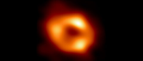Erstes Bild des Schwarzen Lochs im Zentrum der Milchstraße. Es zeigt glühendes Gas, das um das Schwarze Loch kreist und eine verräterische Signatur trägt: eine dunkle zentrale Region, die von einer hellen ringförmigen Struktur umgeben ist. Die Aufnahme fängt das Licht ein, das durch die starke Schwerkraft des Schwarzen Lochs gebeugt wird.
