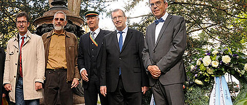 Fünf Kränze standen am 18. Oktober am Siebold-Denkmal, überbracht von Christian Schuchardt (Stadt Würzburg, Alexander Behringer (Siebold-Gesellschaft), Hubert Scheurer (Corps Moenania), Alfred Forchel (Uni Würzburg) und Matthias Frosch (Medizinische 