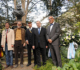 Fünf Kränze standen am 18. Oktober am Siebold-Denkmal, überbracht von Christian Schuchardt (Stadt Würzburg, Alexander Behringer (Siebold-Gesellschaft), Hubert Scheurer (Corps Moenania), Alfred Forchel (Uni Würzburg) und Matthias Frosch (Medizinische 