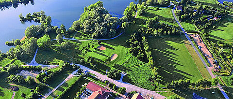 Sportlich sein und Gutes tun: Diese Chance bietet ein Charity-Golfturnier, zu dem der Alumni-Verein am 1. Oktober 2022 auf den Golfplatz Schloss Mainsondheim einlädt. 