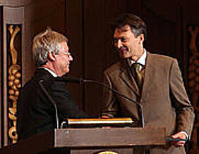 Studiendekan Jürgen Deckert (l.) gratuliert Andreas Friebe in der Neubaukirche zum Lehrpreis. (Foto: Medizinische Fakultät)