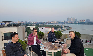 Filip, Paul, Tim und Jan auf der Dachterrasse der Quarantänewohnung.
