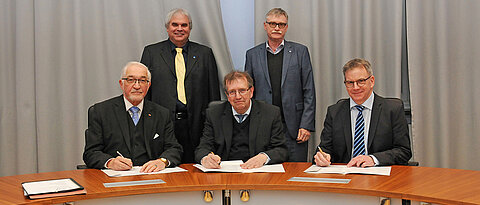 Bei der Unterzeichnung der Vereinbarung (v.l.): Dr. Paul Beinhofer, Volker Knorz, JMU-Präsident Alfred Forchel, JMU-Kanzler Dr. Uwe Klug, Professor Christof Kerwer.