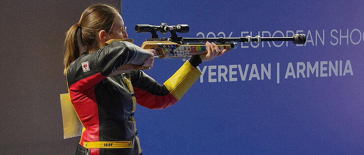Eva Östreicher am Gewehr. In Armenien gewann die JMU-Mitarbeiterin zwei EM-Medaillen mit der Mannschaft.