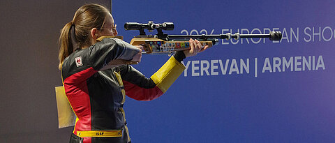 Eva Östreicher am Gewehr. In Armenien gewann die JMU-Mitarbeiterin zwei EM-Medaillen mit der Mannschaft.