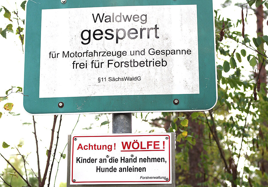 In der Lausitz weisen Schilder darauf hin, dass dort Wölfe leben.