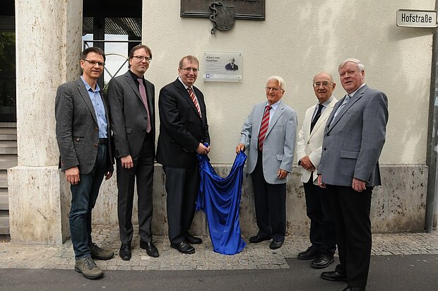 [Translate to Englisch:] Nach der Enthüllung der Gedenktafel für Albert von Koelliker am 28. Juli 2017 (von links): Hauseigentümer Christian Pfeiffer, Universitätsarchivar Dr. Marcus Holtz, Universitätspräsident Prof. Alfred Forchel, die Ideengeber 