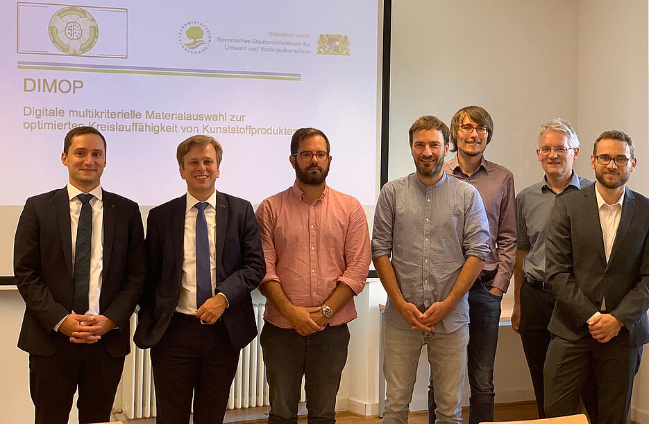 At the kickoff meeting of the DIMOP project (from left): Norman Pytel and Axel Winkelmann, both from the University of Würzburg, Roberto Molteni from ALLOD Werkstoff GmbH & Co. KG, Hermann Achenbach and Jan Werner from SKZ, Thomas Zeiler from MAINCOR Rohrsysteme GmbH & Co. KG, Tobias Prätori, University of Würzburg.