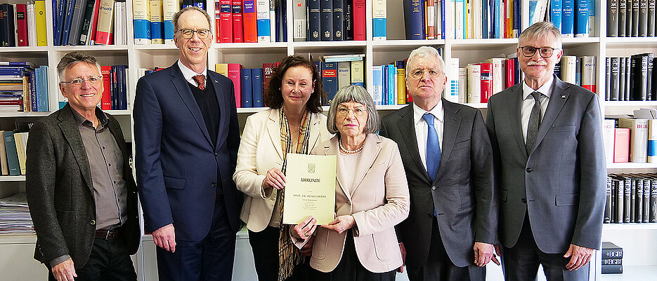 Bei der Unterzeichnung der Stiftungsgründung dabei waren (von links): Notar Peter Limmer, Unipräsident Paul Pauli, Sabine Wehrmann, Mechthild Dreyer, Hans-Joachim Diener und Unikanzler Uwe Klug.
