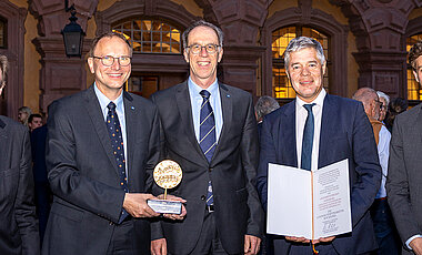 Unipräsident Paul Pauli (Mitte) mit den Vertretern des Unibunds (v.l.). Thomas Trenkle, Alfons Ledermann, Gunther Schunk und Hans-Christian Schmitt.