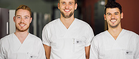 Anderen ein Lächeln schenken: Die drei Zahnmedizinstudenten (v.l.) Sebastian Köppert, Jens Dauben und Robin Fernandez gründeten das Hilfsprojekt „The United Smile“. (Foto: Sascha Wendt)