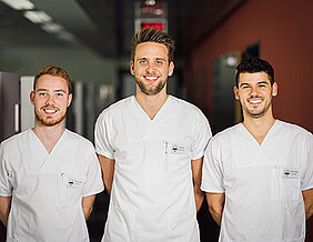 Anderen ein Lächeln schenken: Die drei Zahnmedizinstudenten (v.l.) Sebastian Köppert, Jens Dauben und Robin Fernandez gründeten das Hilfsprojekt „The United Smile“. (Foto: Sascha Wendt)