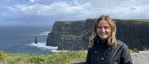 Marisa an den Cliffs of Moher. Die Sehenswürdigkeit an der Westküste besuchte sie bei einem Tagesausflug.