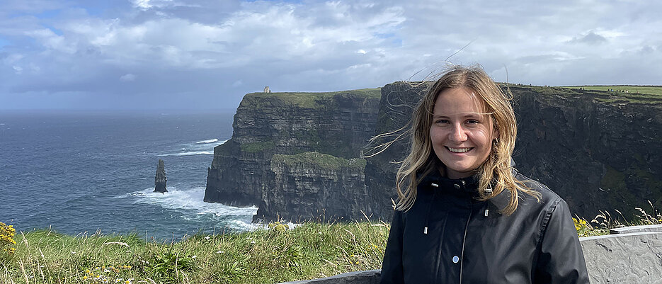 Marisa an den Cliffs of Moher. Die Sehenswürdigkeit an der Westküste besuchte sie bei einem Tagesausflug.