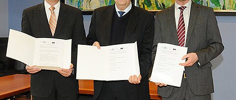 Vertragsunterzeichnung mit (v.l.): Prof. Dr. Robert Grebner, Präsident der FHWS, Prof. Dr. Alfred Forchel, Präsident der Uni Würzburg, und Prof. Dr. Wolfgang Baier, Präsident der OTH. (Foto: Gunnar Bartsch)