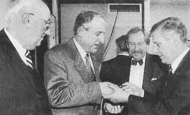 Feierliche Inbetriebnahme des ersten Hochgeschwindigkeitsnetzes im Februar 1994 mit (v.l.) Wolfgang Schliffer, damaliger Leiter des Rechenzentrums, Gerhard Burow vom Fernmeldeamt, Uni-Kanzler Bruno Forster und Unipräsident Theodor Berchem.