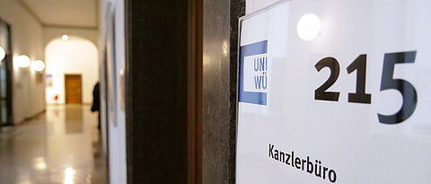 Wie viele Abstufungen von "eilig" gibt es an der Universität? Das Kanzlerbüro kennt sich damit aus.