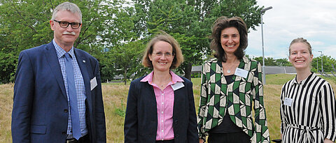 Die ersten fünf Experimente des WueLAB stehen bereit. Zur Eröffnung des Nachhaltigkeitslabors waren (von links) Kanzler Uwe Klug, Vizepräsidentin Anja Schlömerkemper und WueLAB-Geschäftsführerin Cornelia Kühn dabei. Die Präsentation und Vorstellung des Barcamps übernahm Nina Döllinger (rechts).