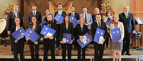 Einige der Preisträger der gemeinsamen Promotionspreise 2019 der Unterfränkischen Gedenkjahrstiftung für Wissenschaft und der Universität Würzburg mit Unipräsident Alfred Forchel (l.) und Unterfrankens Regierungspräsident Eugen Ehmann (r.)