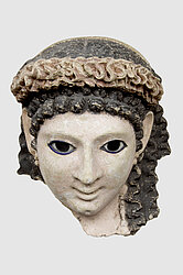 Hier wird eine Mumienmaske dargestellt, nach griechisch-römischer Machart. Bestehend aus Gibs und aus der 2. Hälfte des 1. Jh. n. Chr.