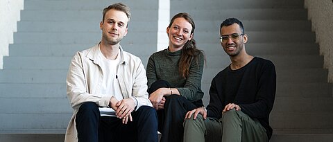 Das interdisziplinäre Gründungsteam des Würzburger Startups KLAO vereint Expertise in Sonderpädagogik, KI und Marketing. Links Fabian Schlausch (CEO) ist Sonderpädagoge und verantwortlich für Strategie, Vertrieb und Kooperationen. Rechts Abdullah Abdelrazek (CTO), entwickelt die KI-Architektur von KLAO und bringt Erfahrung im Bereich Softwareentwicklung durch seinen Master in Künstliche Intelligenz mit. Mitte Svenja Fischer (CMO) ist Markenstrategin mit einem Master in Marken- und Medienmanagement und steuert Marketing, Kommunikation und operative Prozesse.