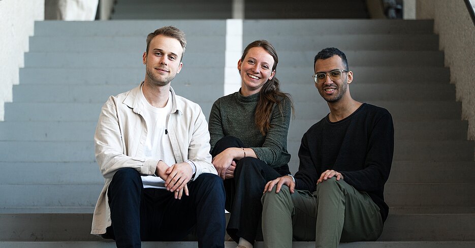 Das interdisziplinäre Gründungsteam des Würzburger Startups KLAO vereint Expertise in Sonderpädagogik, KI und Marketing. Links Fabian Schlausch (CEO) ist Sonderpädagoge und verantwortlich für Strategie, Vertrieb und Kooperationen. Rechts Abdullah Abdelrazek (CTO), entwickelt die KI-Architektur von KLAO und bringt Erfahrung im Bereich Softwareentwicklung durch seinen Master in Künstliche Intelligenz mit. Mitte Svenja Fischer (CMO) ist Markenstrategin mit einem Master in Marken- und Medienmanagement und steuert Marketing, Kommunikation und operative Prozesse.