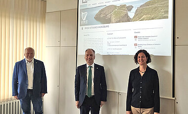 Professorin Maria Eisenmann mit Botschafter Nicholas O’Brien (Mitte) und Matthias Fleckenstein, Vorsitzender der Deutsch-Irischen Gesellschaft.