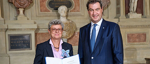 Professorin Ulrike Holzgrabe bekommt von Bayerns Ministerpräsident Markus Söder den Bayerischen Verdienstorden 2019 verliehen.
