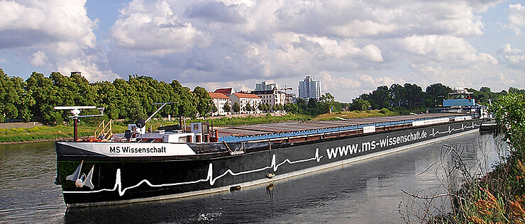 Am 7. Mai 2026 startet die MS Wissenschaft ihre neue Tour zum Thema "Medizin der Zukunft". Mit dabei ist ein Würzburg-Leipziger Exponat.