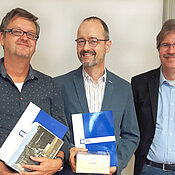 Verleihung des Lehrpreises an Peter Groß und Rainer Scheuchenpflug durch Studiendekan Jörn Müller. 