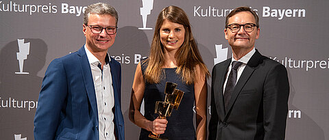 Dr. Frederike Middelhoff bei der Verleihung des Kulturpreises Bayern 2019. Überreicht wurde der Preis von Reimund Gotzel, Vorstandsvorsitzender der Bayernwerk AG (rechts), und Staatsminister Bernd Sibler (links).