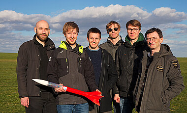 Gruppenbild mit Rakete: Dennis Kaiser, Tobias Knapp, Ludwig Lüchtrath, Tom Baumann, Tobias Greiner und Professor Hakan Kayal (v.l.).
