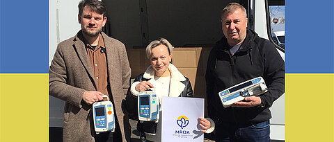 Kurz vor dem Start in Richtung Ukraine: Anastasia Schmid, Volodymyr Isaienko (links) und Oleksandr Yurakov vom Verein Mrija mit Exemplaren der vom Uniklinikum Würzburg gespendeten 70 Infusions- und Spritzenpumpen.