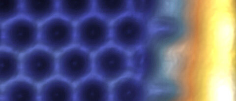Ansicht des Bismuten-Films in Rastertunnel-Mikroskopie. Man erkennt die Wabenstruktur des Materials (blau), analog zum Graphen. Am Rand des isolierenden Films (hier rechts) bildet sich ein leitfähiger Randkanal (weiß) aus. (Abbildung: Felix Reis)