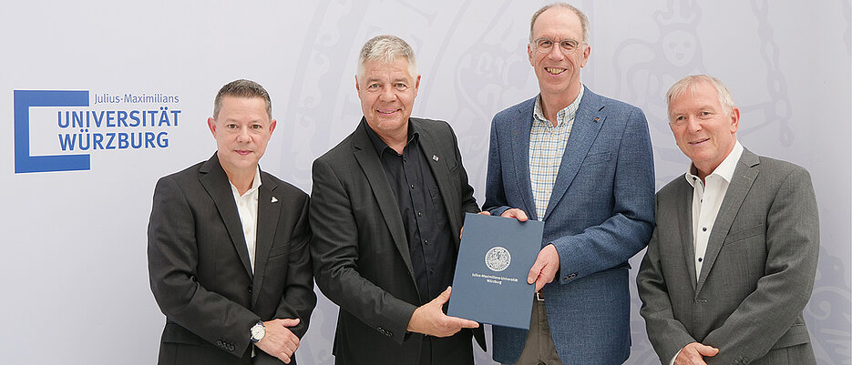 Unterzeichneten die aktualisierte Vereinbarung (v.l.): Dr. Sascha von Berchem (Geschäftsführer Wittenstein Stiftung), Dr. Gunther Schunk (1. Vorsitzender des Universitätsbunds Würzburg), Prof. Paul Pauli (Präsident der Universität Würzburg) und Erhard Frank (Finanzvorstand Vogel Stiftung). 