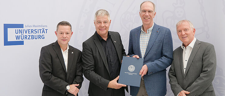 Unterzeichneten die aktualisierte Vereinbarung (v.l.): Dr. Sascha von Berchem (Geschäftsführer Wittenstein Stiftung), Dr. Gunther Schunk (1. Vorsitzender des Universitätsbunds Würzburg), Prof. Paul Pauli (Präsident der Universität Würzburg) und Erhard Frank (Finanzvorstand Vogel Stiftung). 