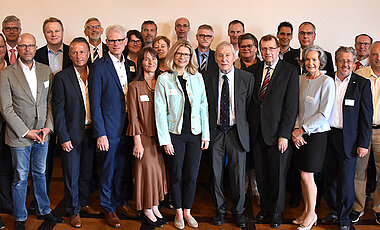 Die Alumni-Jubilarinnen und -Jubilare, die vor 25 Jahren ihr Studium an der Uni Würzburg beendeten, bei der Jubilarfeier im Toscanasaal der Residenz.