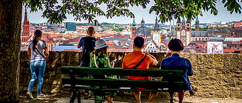 Gemeinsam oder einsam? Wie gut der Zusammenhalt in der Bevölkerung von Stadt und Landkreis Würzburg ist, untersucht eine neue Studie. 
