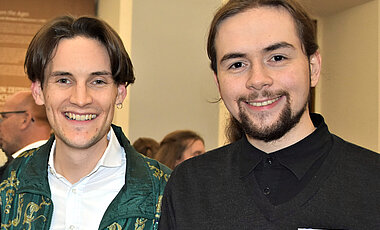 Michael Maier (l.) von der Firma Lotum media GmbH unterstützt mit dem von ihm finanzierten Stipendium den Games-Engineering-Studenten Pirmin Pfeifer. 