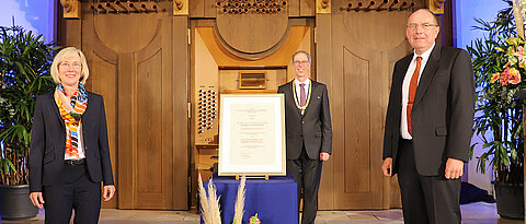 Markus Riederer (r.) wurde auf dem Stiftungsfest 2021 mit der Julius-Maximilians-Verdienstmedaille ausgezeichnet. Ihm gratulierten (l.) Laudatorin und Vizepräsidentin Caroline Kisker und Unipräsident Paul Pauli.