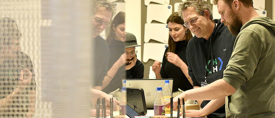 Beim Würzburger HealthCare Hackathon im Ideenlabor im Tower des ZDI präsentierten 20 Hacker und eine Hackerin mit ihren Mentorinnen und Mentoren nach zwei Tagen für sechs Challenges fünf Prototypen, deren Funktionalität in Proof of Concepts nachgewiesen wurde. 
