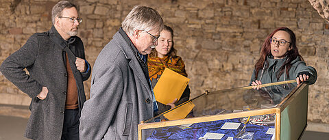 Ein Jahr vor der geplanten Eröffnung begutachtete Universitätskanzler und Auftraggeber Dr. Uwe Klug (Zweiter von links) die Fortschritte im Raum des künftigen Museums für Universitätsgeschichte.