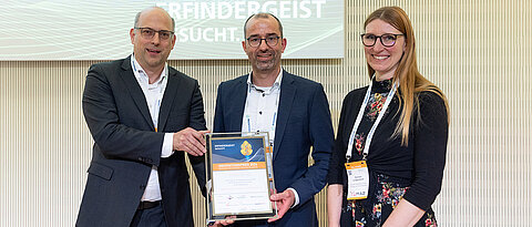 Die Laudatio auf Niklas Beyersdorf (Mitte) und Daniela Langenhorst hielt Dr. Florian Rückerl.