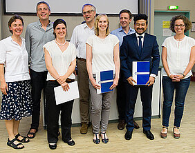 Bei der Preisverleihung im Biozentrum (von links): Ricarda Scheiner, Ingolf Steffan-Dewenter und Alice Claßen, Martin Eilers und Laura A. Jänicke, Thomas Rudel und Sudip Das sowie Christina Lillesaar. (Foto: Günter Brönner)