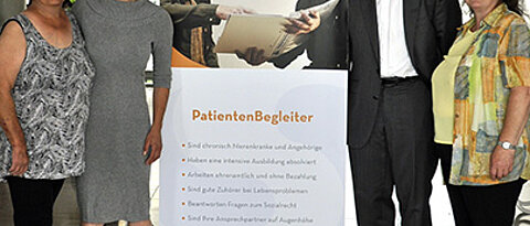 Dr. Anna Laura Herzog und Privatdozent Dr. Kai Lopau vom Transplantationszentrum UKW zusammen mit Sabine Mohr und Rosa Früh von den Patientenbegleitern des Bundesverbands Niere e.V. bei der Patientenveranstaltung „Fit für danach“. (Foto: Anna Laura 