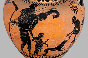Auf dieser attisch-schwarzfiguriger Halsamphora wird die Flucht von Aeneas mit Anchises und Askanios aus dem brennenden Troja. 